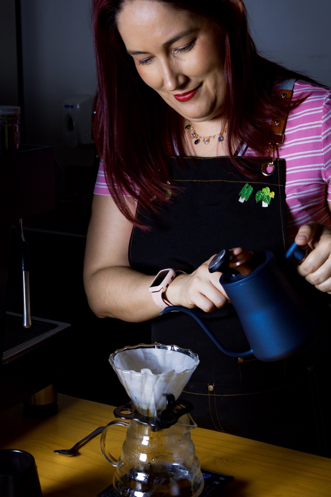 Barista preparando un café filtrado