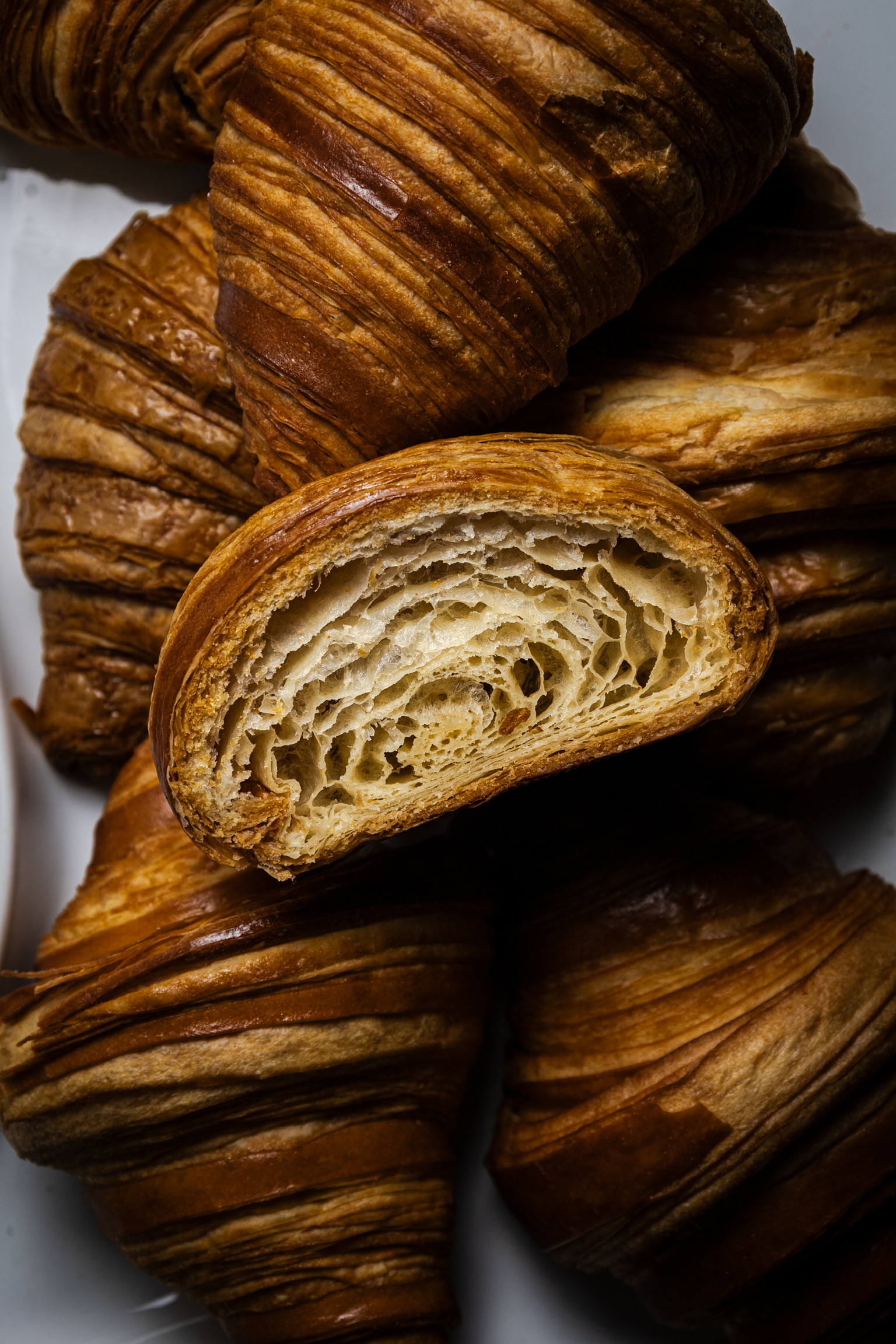 Croissants artesanales recién horneados en Cafetería El Molino