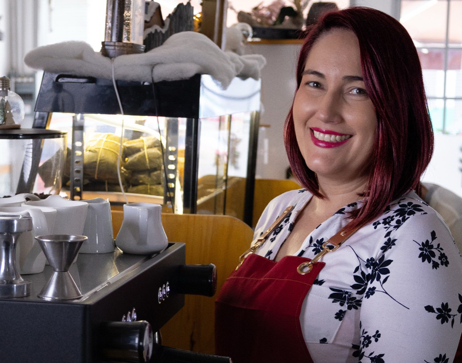Barista preparando un delicioso café