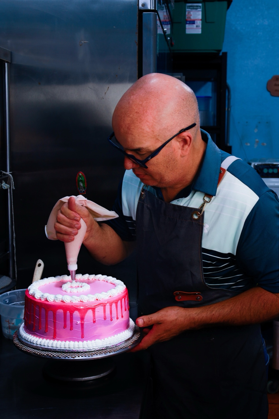 Nuestro Chef decorando un queque